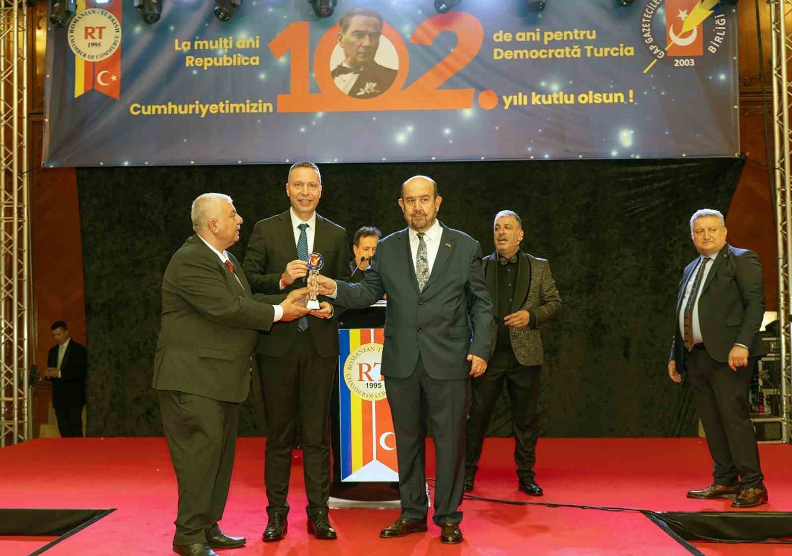 Muğla Valisi Akbıyık ‘Yılın Valisi’ seçildi GAP Gazeteciler Birliği tarafından düzenlenen geleneksel ‘Yılın Başarı Ödülleri’ kapsamında,