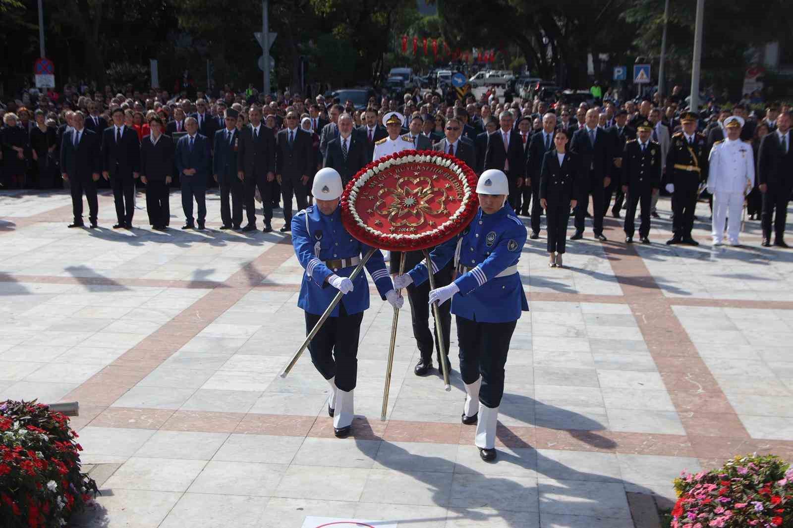 Muğla’da 29 Ekim Cumhuriyet Bayramı dolayısıyla Atatürk Anıtı’na çelenk sunuldu.