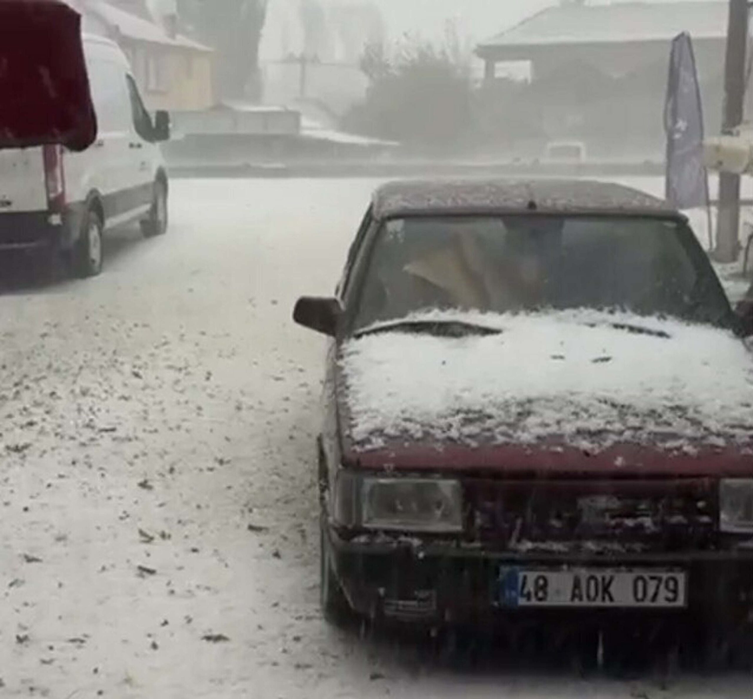 Gülgün AKYOKUŞ/ SEYDİKEMER(Muğla), (DHA)- MUĞLA’nın Seydikemer ilçesinde dolu etkili oldu.