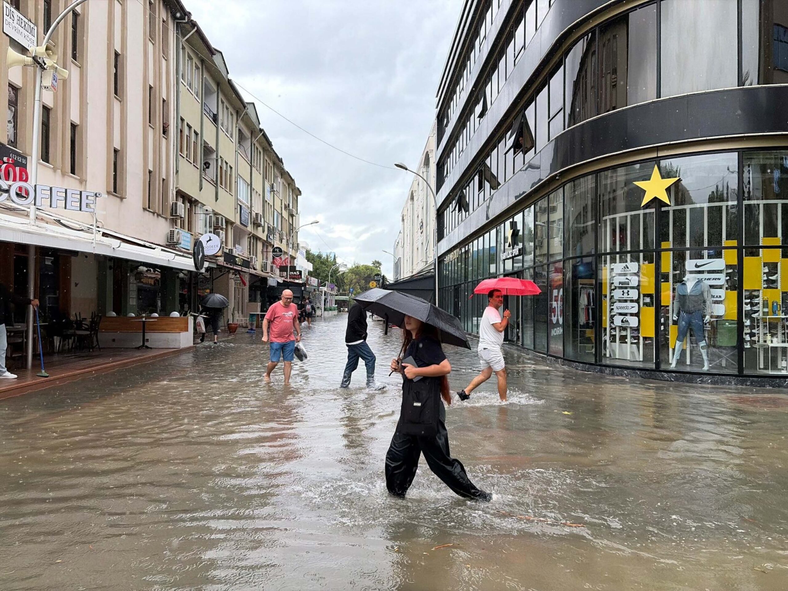FETHİYE'DE EV VE İŞ YERLERİNİ SU BASTI Meteoroloji Genel Müdürlüğü'nün