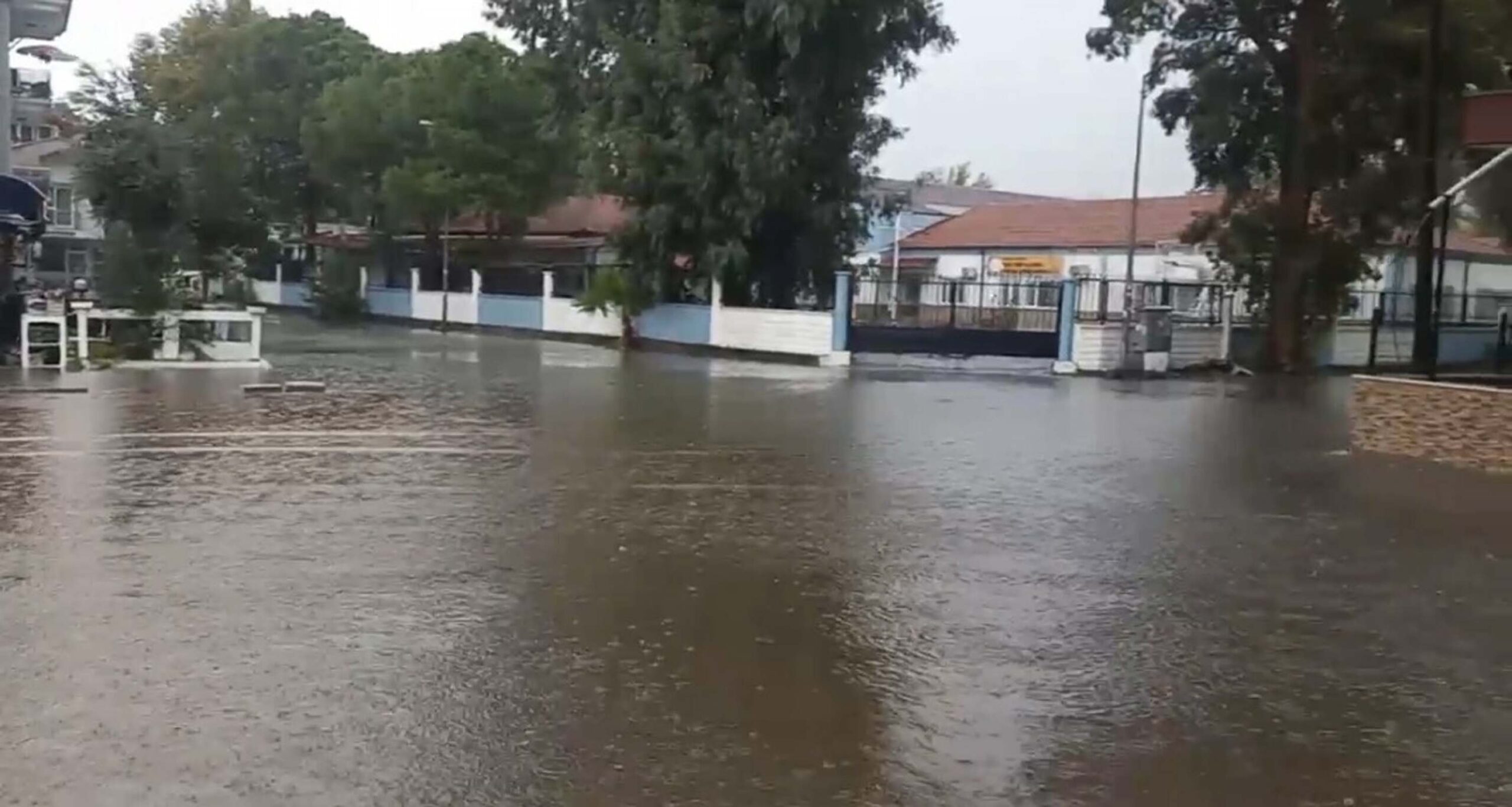 Cavit AKGÜN/MUĞLA, (DHA)- MUĞLA'nın Köyceğiz ilçesinde etkili olan sağanak nedeniyle