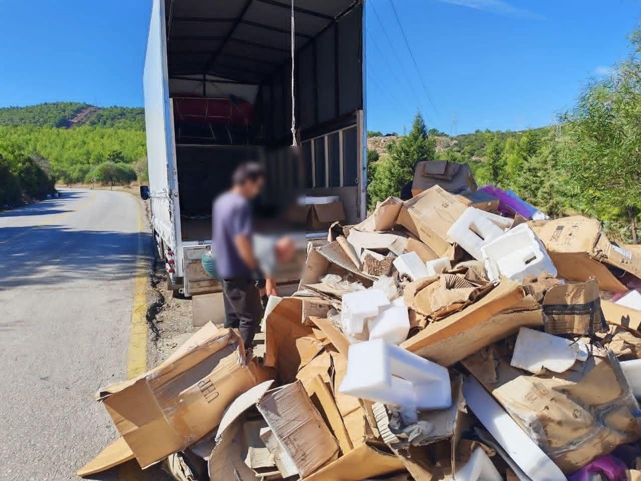 Muğla’nın Bodrum ilçesinde yol kenarına kamyon dolusu atık döken şahıslar,