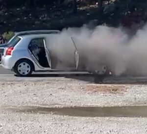 Muğla’nın Sakar Geçidi mevkiinde seyir halindeki bir otomobilin motor kısmında