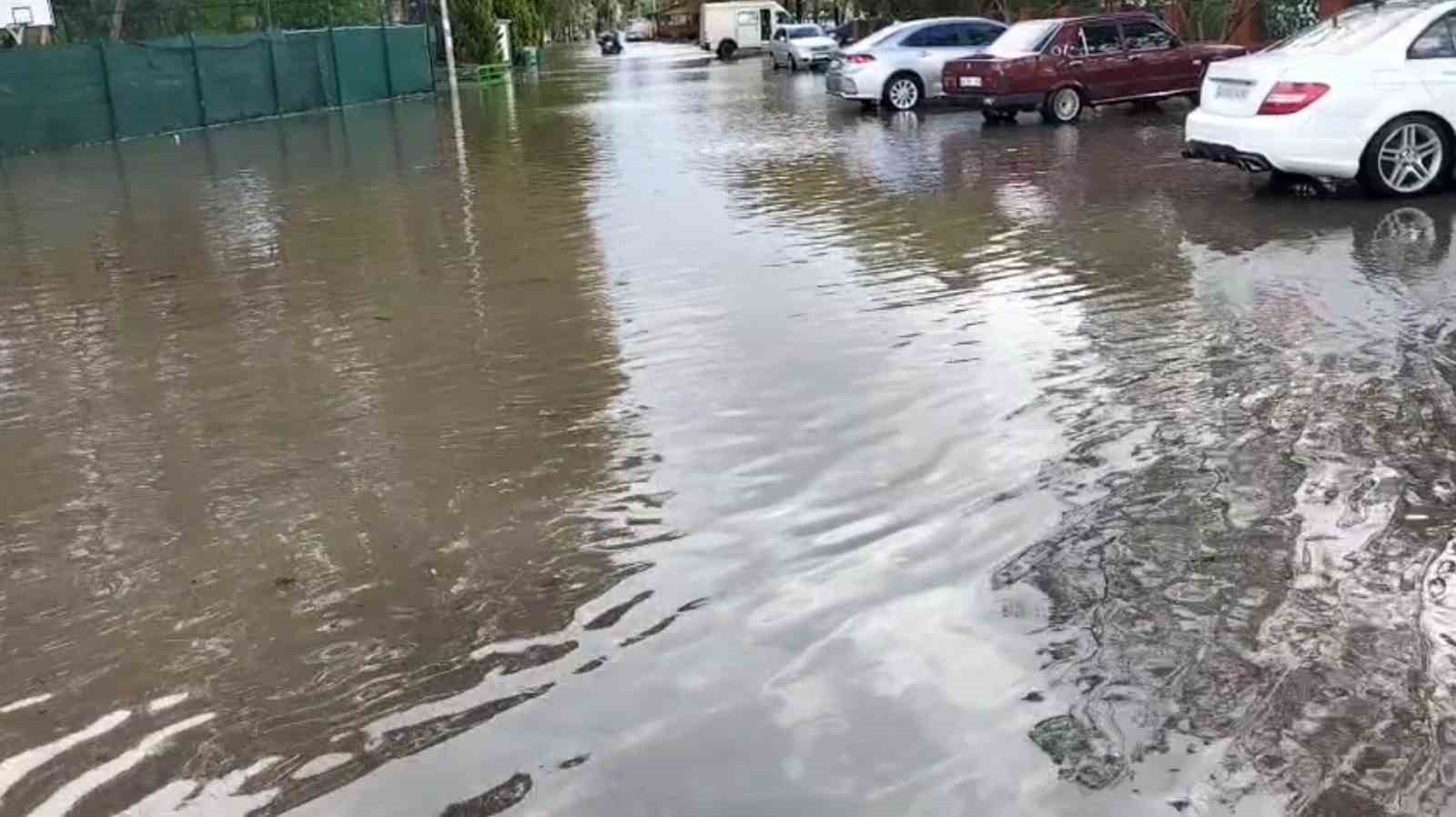 Muğla’nın Köyceğiz ilçesinde etkili olan sağanak yağış sonrasında sokaklar göle