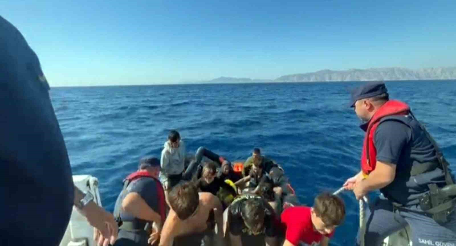 Yunanistan’ın geri ittiği 5’i çocuk 22 düzensiz göçmen kurtarıldı Muğla’nın Marmaris ilçesi açıklarında Yunanistan sahil güvenlik unsurları tarafından Türk