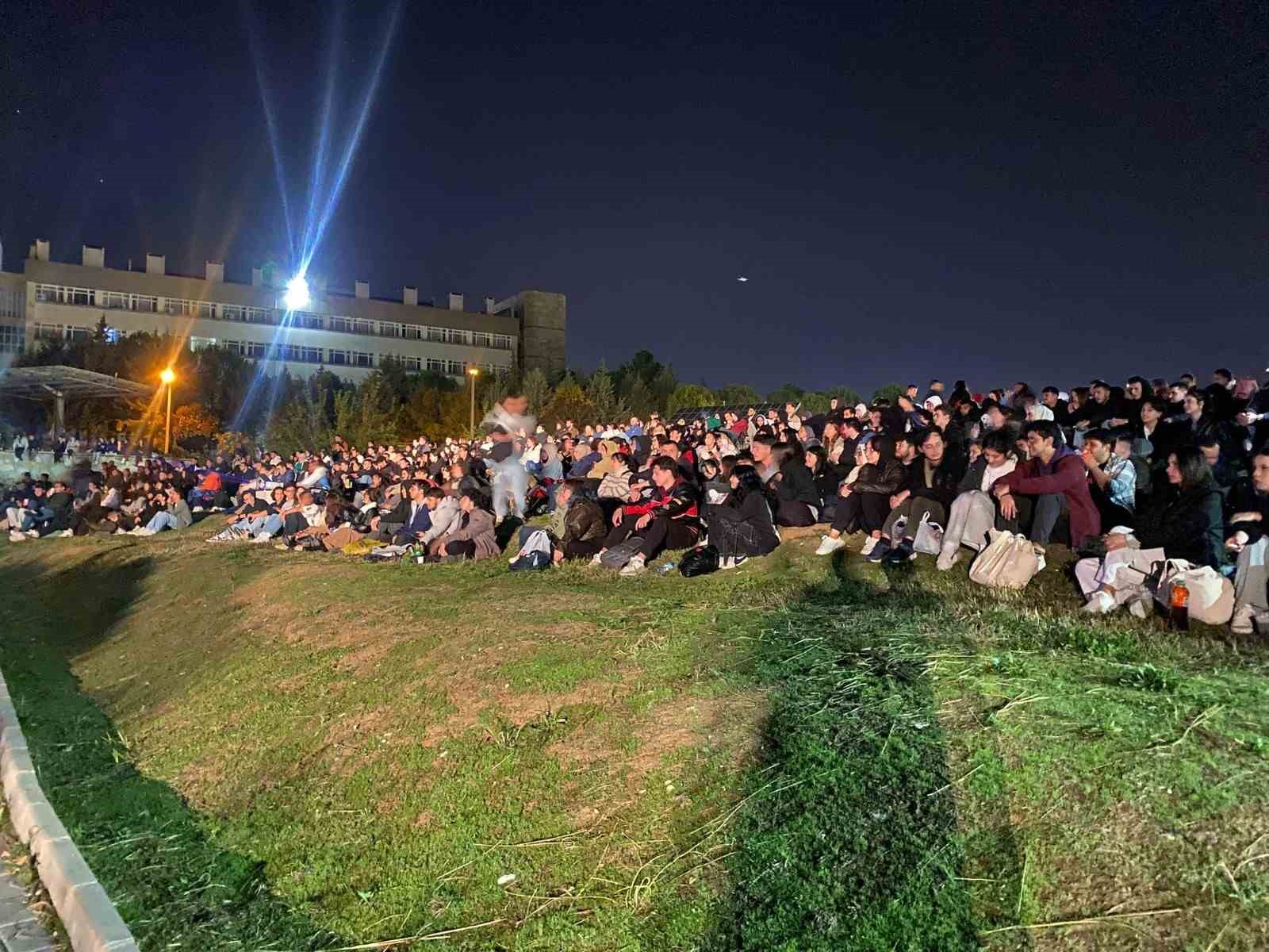 Yüzlerce Üniversite öğrencisi gece açık hava sinemasında buluştu Muğla Büyükşehir Belediyesi ile Muğla Sıtkı Koçman Üniversitesi iş birliğiyle