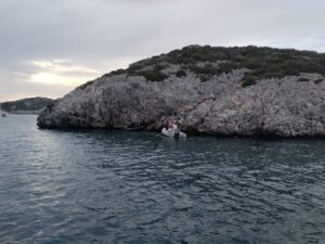 Fırat AKAY/BODRUM(Muğla), (DHA)- MUĞLA’nın Bodrum ilçesinde, lastik botun kayalıklara çarptığı