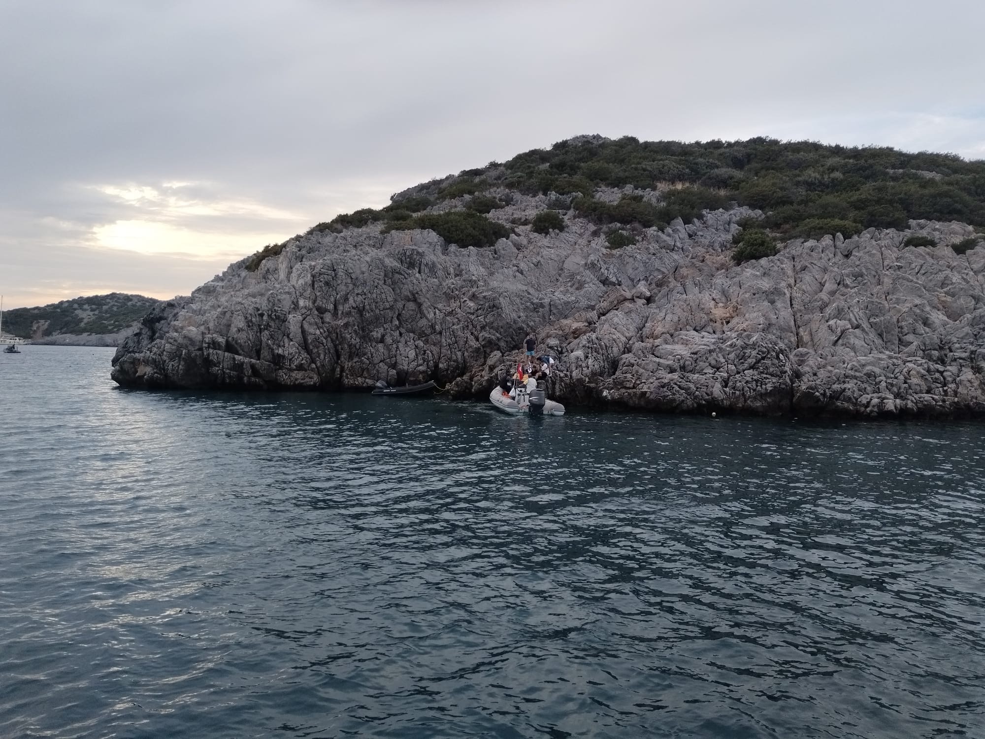 Fırat AKAY/BODRUM(Muğla), (DHA)- MUĞLA’nın Bodrum ilçesinde, lastik botun kayalıklara çarptığı