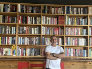 Fırat AKAY/BODRUM(Muğla),(DHA)-MUĞLA'nın Bodrum ilçesinde Berat Yalçın (50), işlettiği büfesinde, arkadaşının