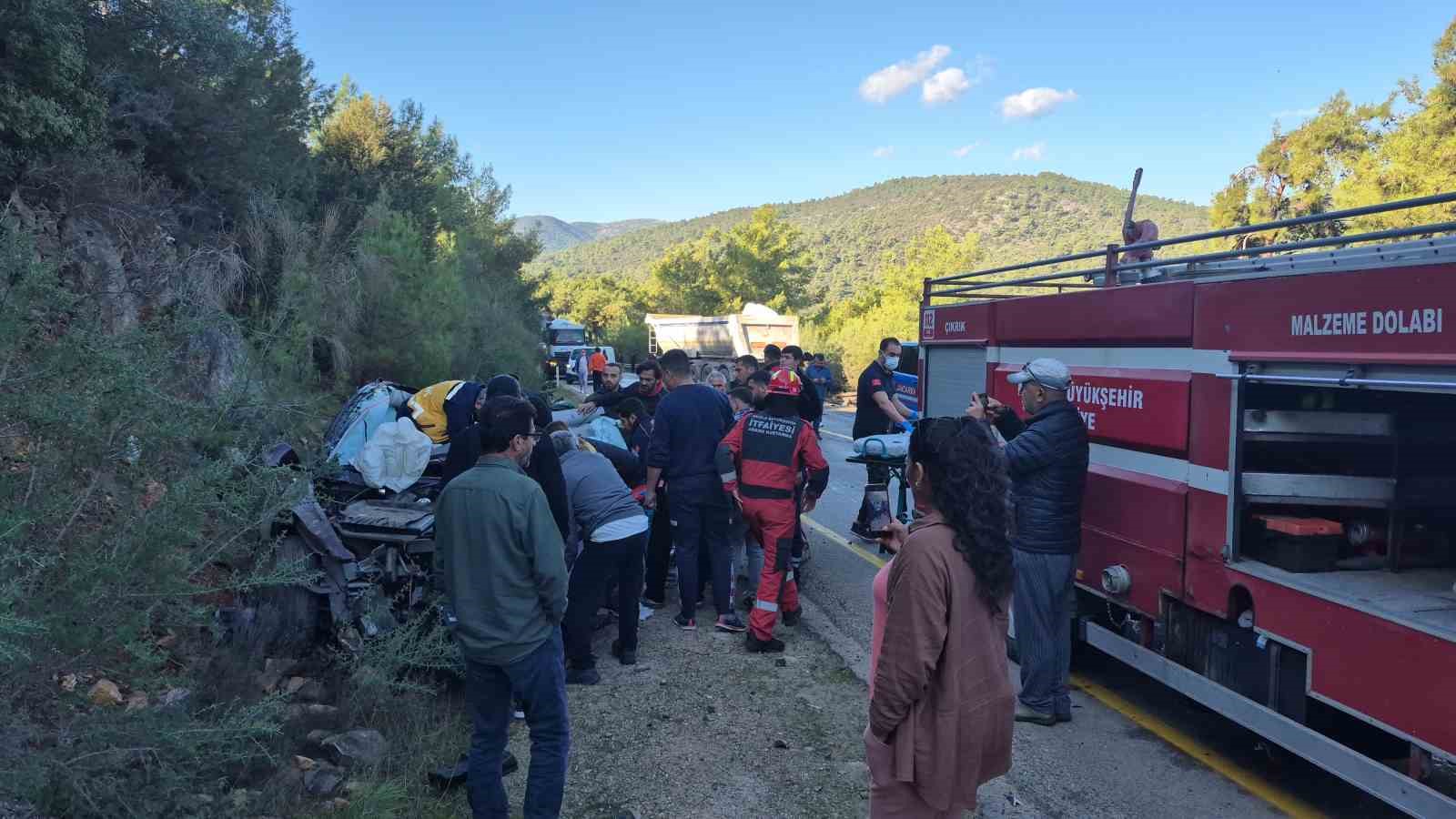 Muğla’nın Bodrum ilçesinde TIR ile otomobilin kafa kafaya çarpıştığı trafik