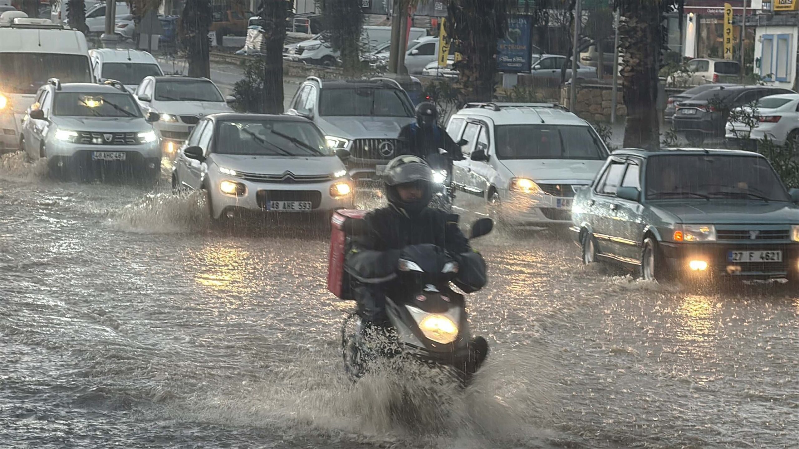Fırat AKAY/ BODRUM(Muğla), (DHA)- MUĞLA'nın Bodrum ilçesinde, etkili olan kuvvetli