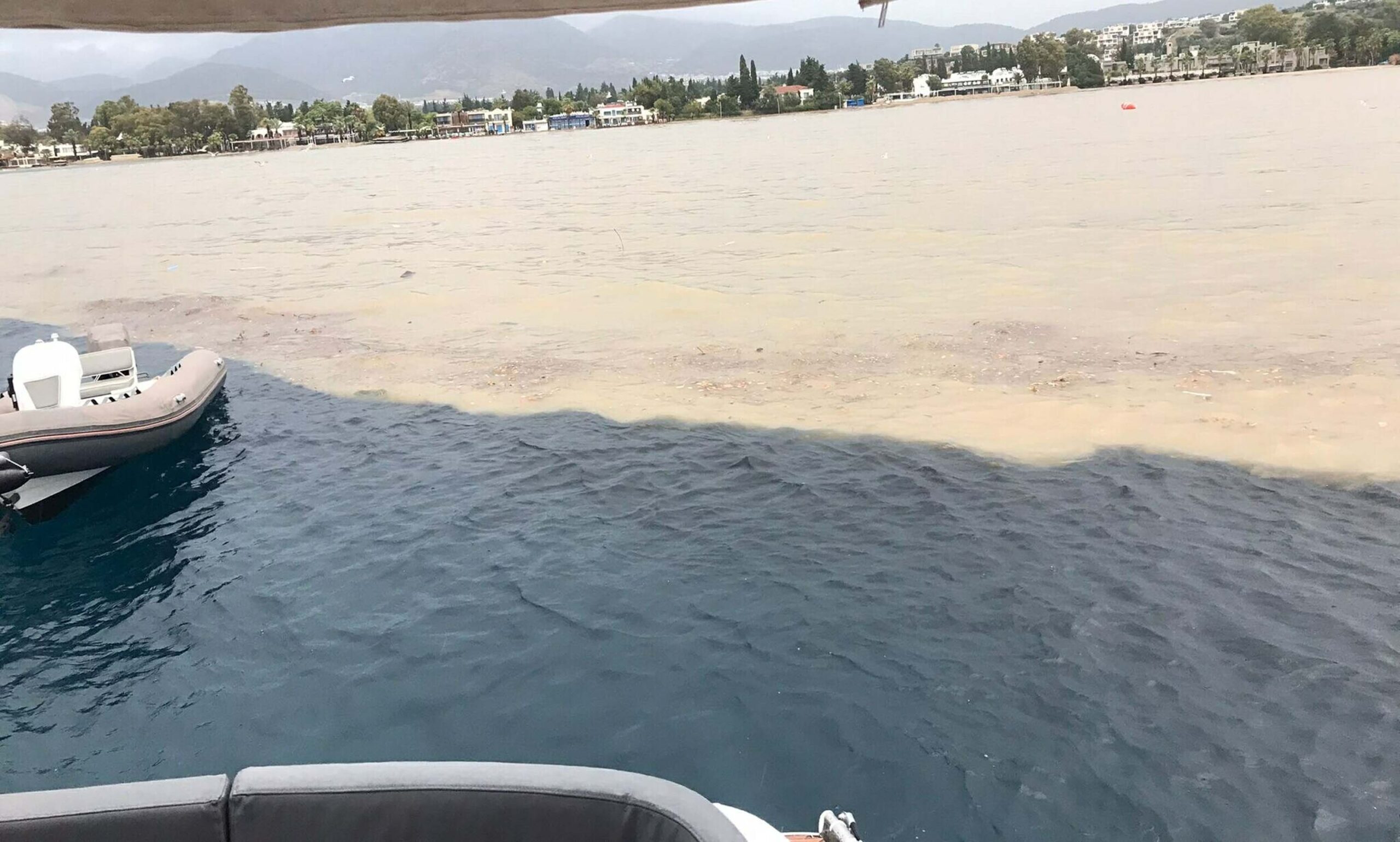 DENİZİN RENGİ DEĞİŞTİ Bodrum’da etkili olan kuvvetli sağanak nedeniyle derelerden