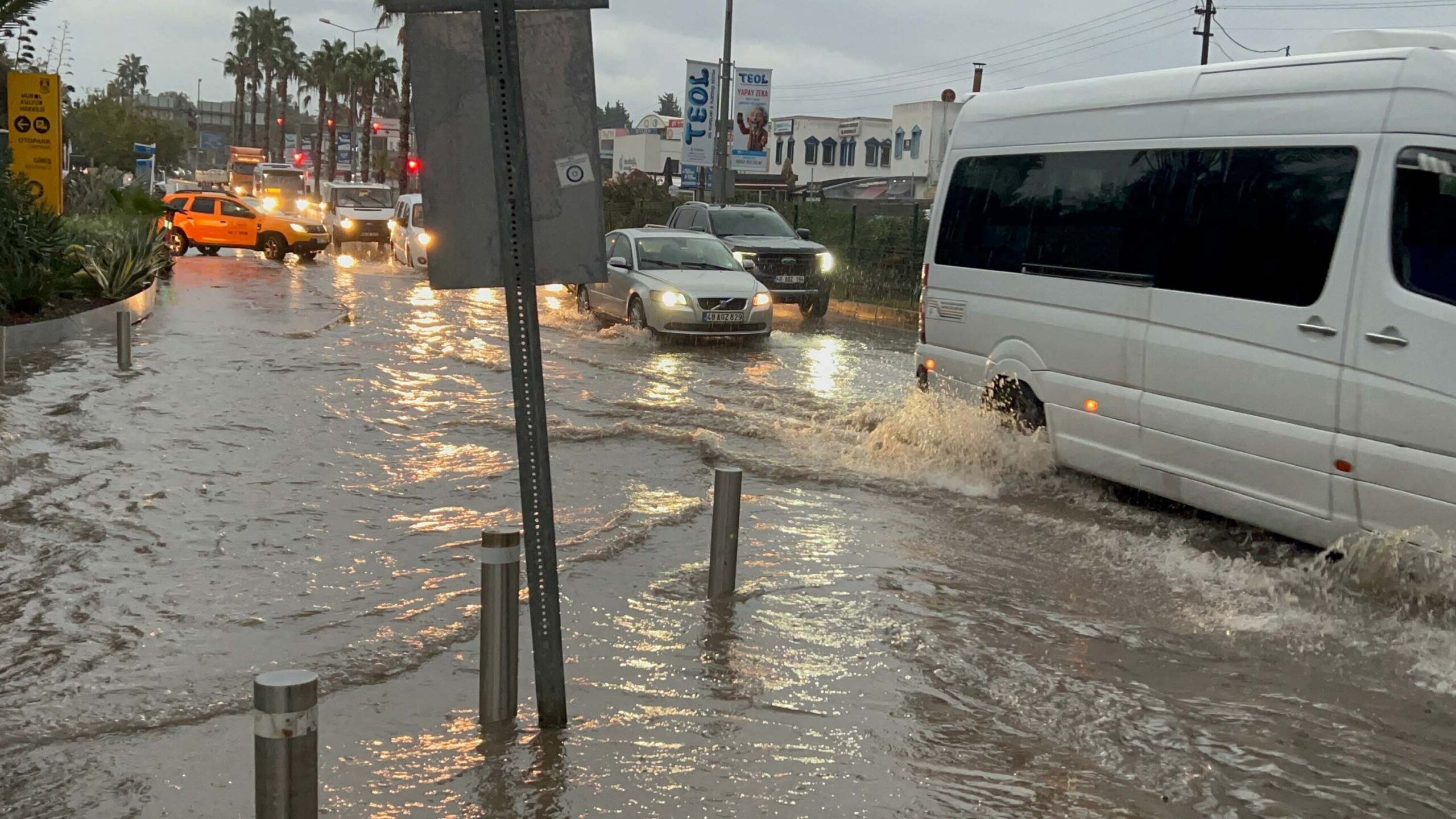Fırat AKAY/BODRUM (Muğla), (DHA)-MUĞLA'nın Bodrum ilçesinde sağanak etkili oldu. Cadde