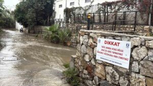 Muğla’nın Bodrum ilçesinde beklenen sağanak yağış, sabah saatlerinde geldi. Yağış