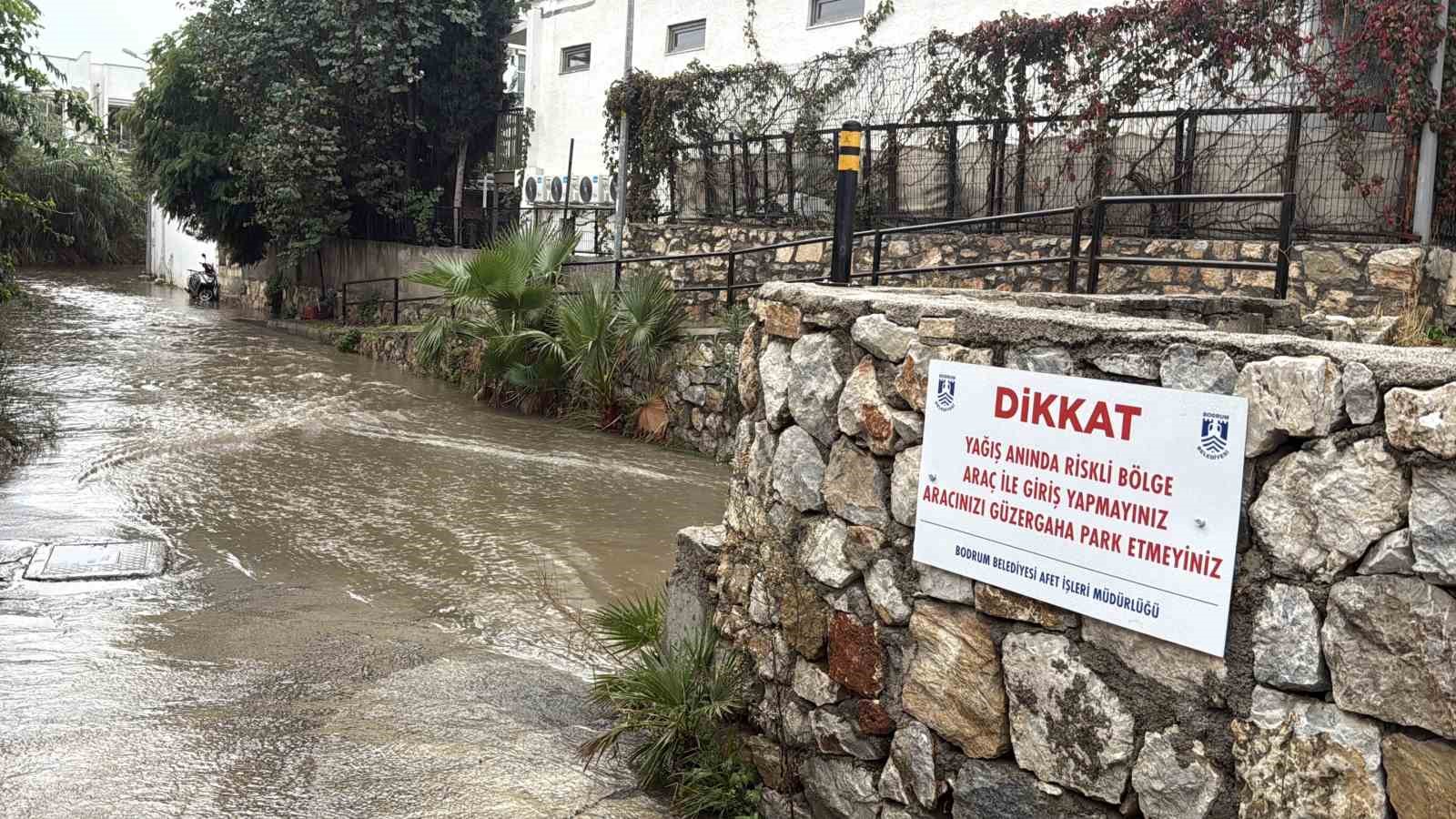 Muğla’nın Bodrum ilçesinde beklenen sağanak yağış, sabah saatlerinde geldi. Yağış