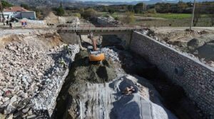 Muğla Büyükşehir Belediyesi, Yatağan’ın Hacıbayramlar Mahallesi’nde özellikle yağışlı dönemlerde zemin