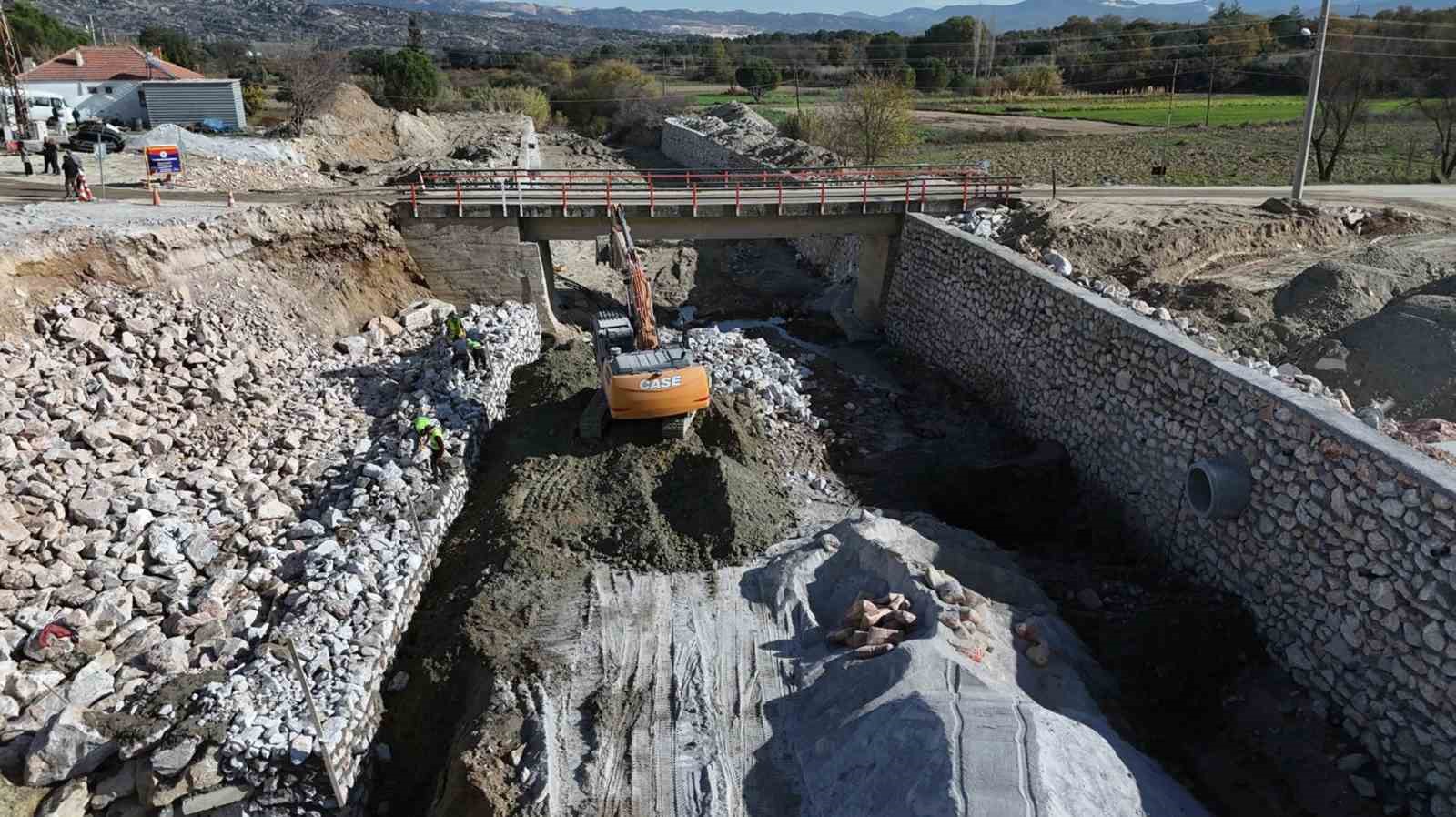 Muğla Büyükşehir Belediyesi, Yatağan’ın Hacıbayramlar Mahallesi’nde özellikle yağışlı dönemlerde zemin
