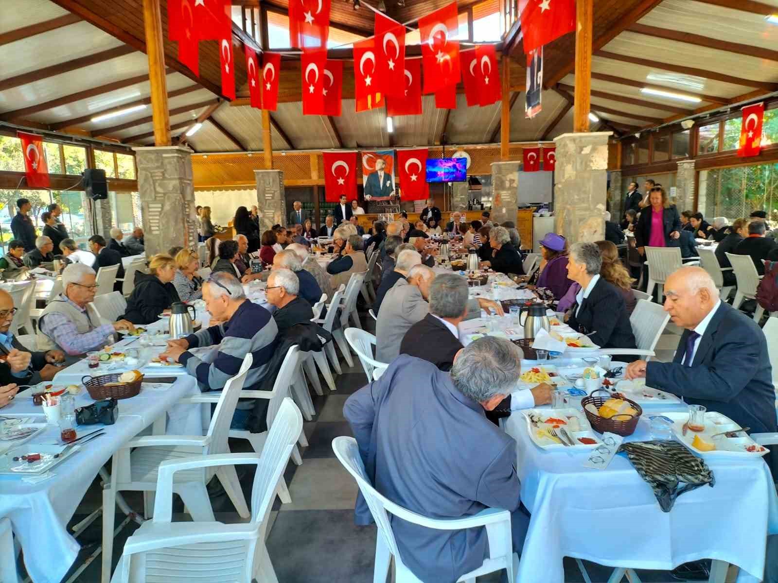 Muğla’nın Dalaman ilçesinde emekli öğretmenlere yönelik kahvaltı etkinliği düzenlendi. Kahvaltı
