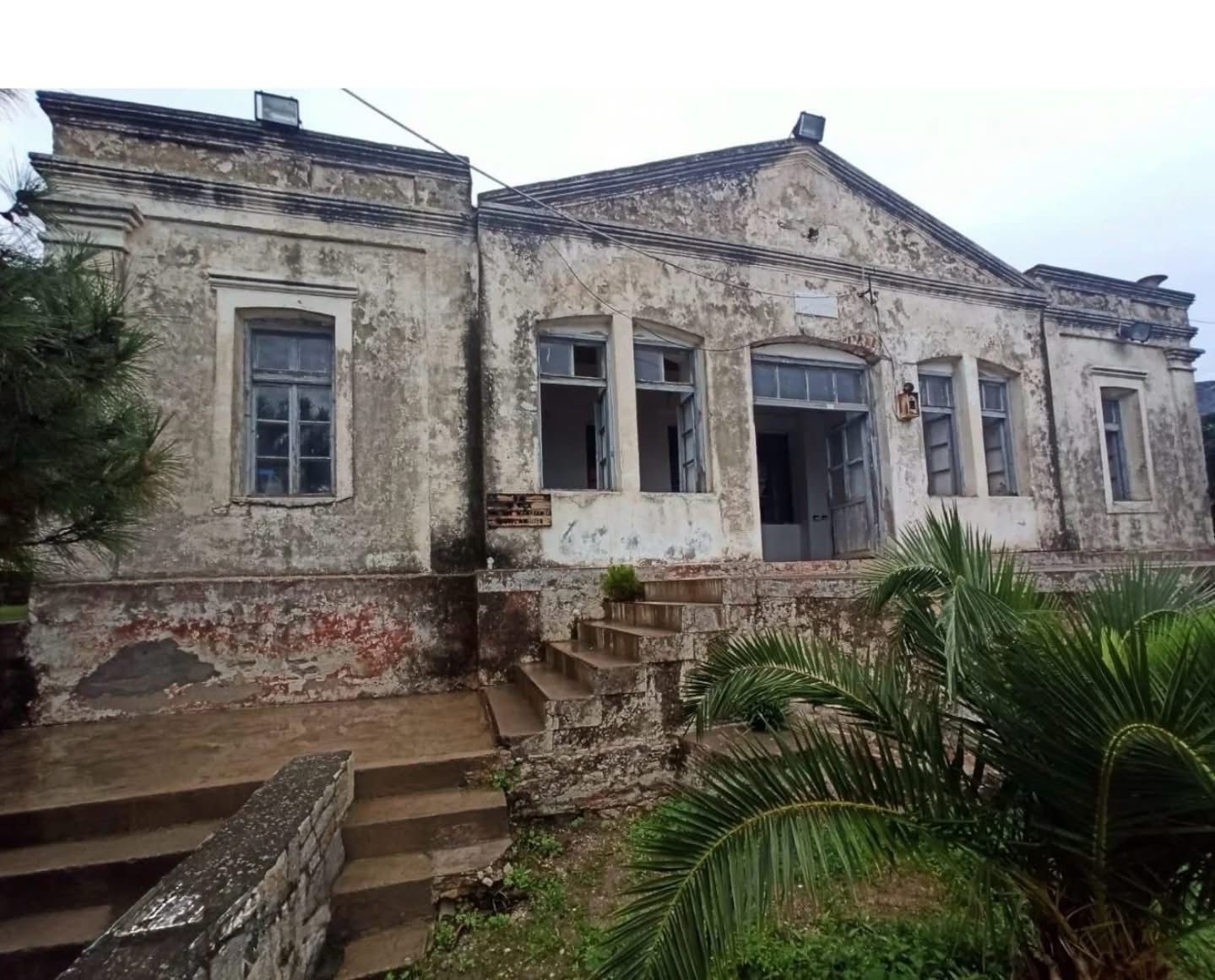 Muğla’nın Datça ilçesinde 1926 yılından kalma simge yapılarından Cumalı İlkokulu