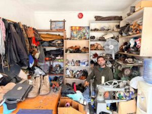 Muğla’nın Datça ilçesinin tek ayakkabı tamircisi Rıdvan Arslan (43) 26