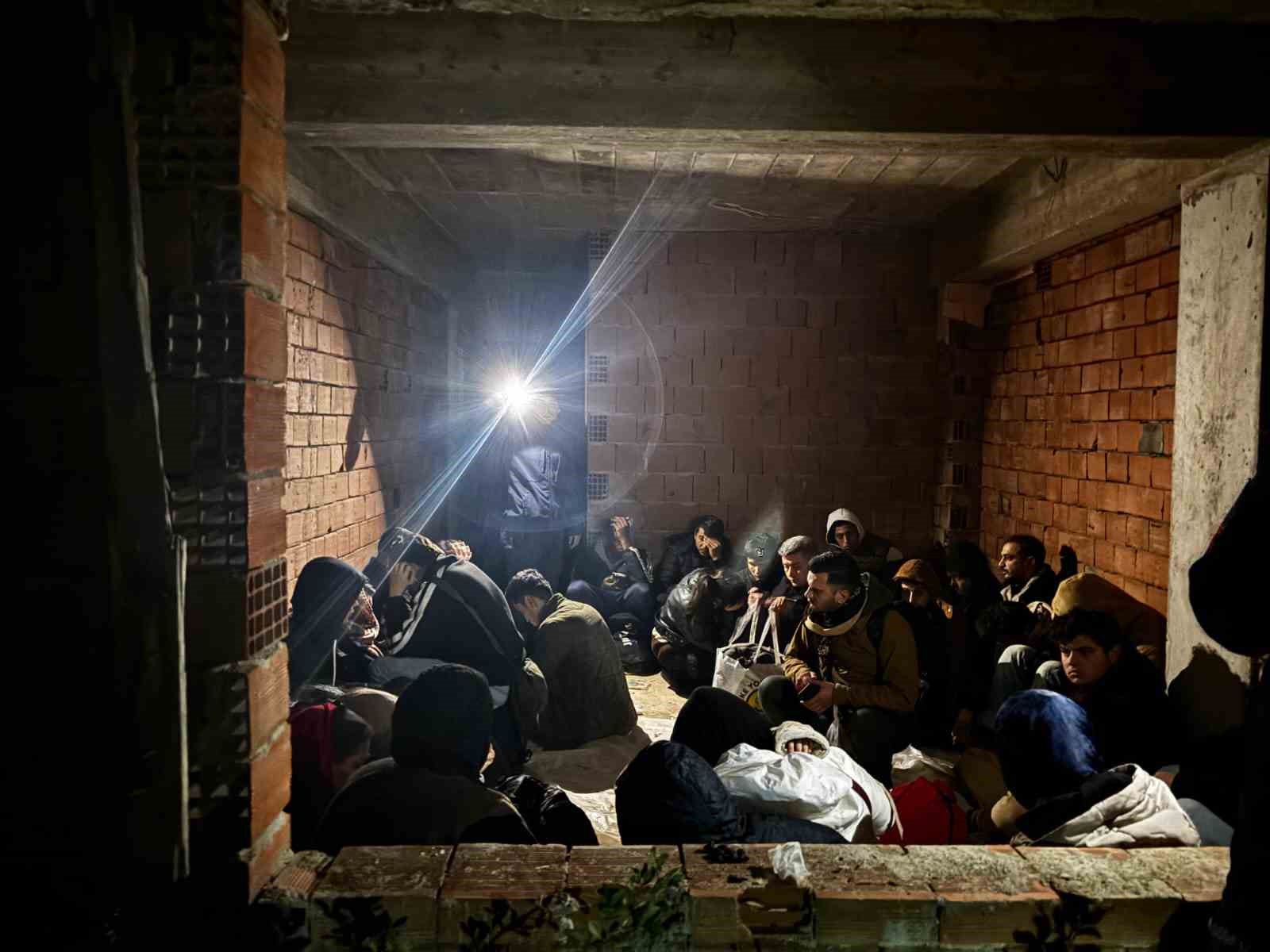 Muğla’nın Bodrum ilçesinden Yunan adalarına geçiş hazırlığındaki düzensiz göçmenler, inşaatta