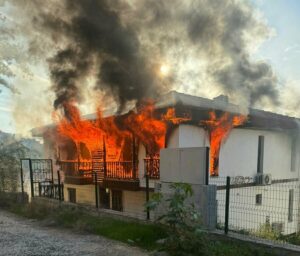 Cavit AKGÜN/MUĞLA, (DHA)- MUĞLA'nın Ula ilçesinde bir evi ateşe veren
