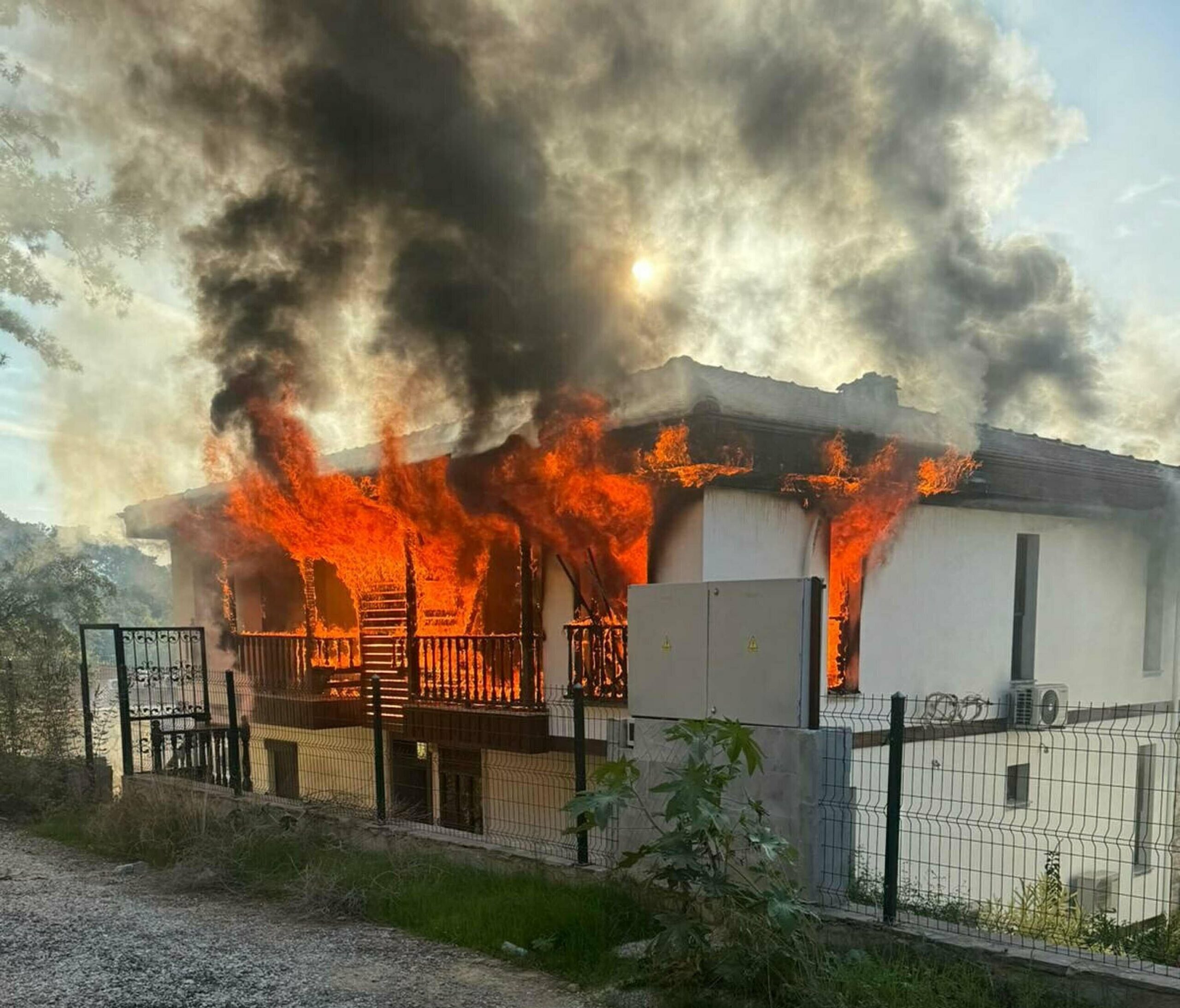 Cavit AKGÜN/MUĞLA, (DHA)- MUĞLA'nın Ula ilçesinde bir evi ateşe veren