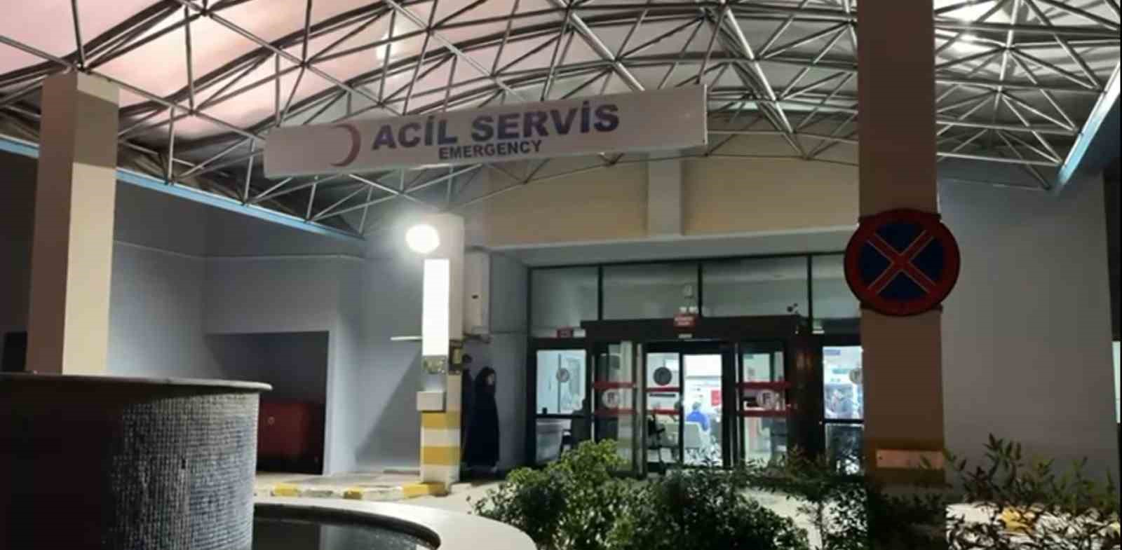 Muğla’nın Seydikemer ilçesinde evde yedikleri tavuk yemeğinden sonra zehirlenme şüphesiyle