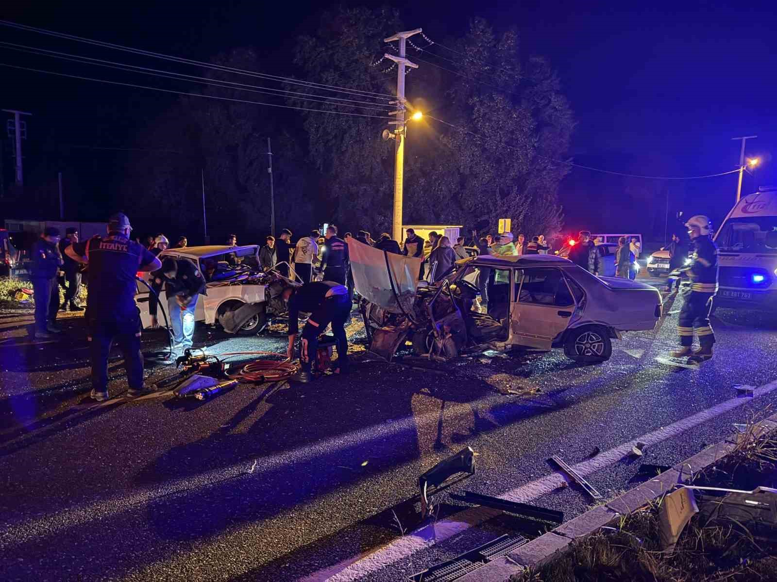 Muğla’nın Köyceğiz ilçesinde iki Tofaş aracın kafa kafaya çarpıştığı kazada