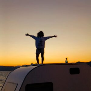 İstanbul’da yaşamlarını sürdürürken, şehrin kalabalığından ve beton duvarlardan sıkılan 3