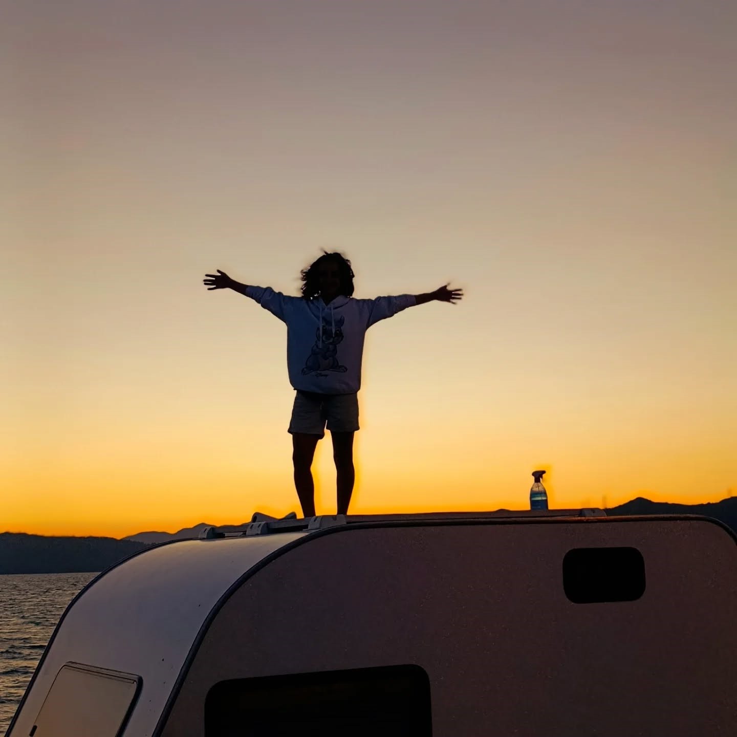 İstanbul’da yaşamlarını sürdürürken, şehrin kalabalığından ve beton duvarlardan sıkılan 3