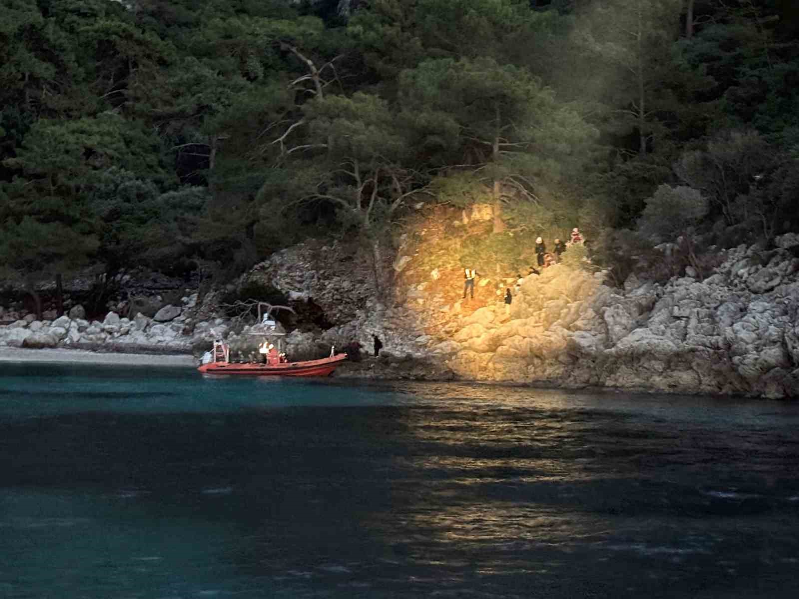 Muğla’nın Fethiye ilçesinde karadan ulaşımın bulunmadığı koyda mahsur kalan 15’i
