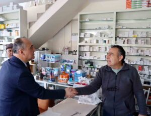 Yatağan Kaymakamı Turgay İlhan, Atatürk Caddesi’nde esnaf ziyaretinde bulunarak vatandaşlarla