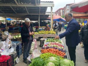 Yatağan Kaymakamı Turgay İlhan, ilçe merkezinde kurulan Çarşamba Pazarı’nı gezerek