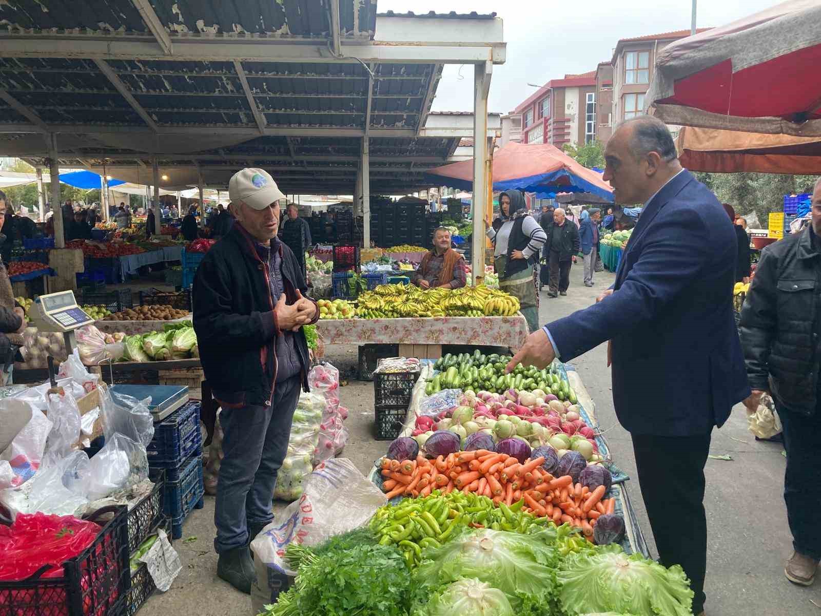 Yatağan Kaymakamı Turgay İlhan, ilçe merkezinde kurulan Çarşamba Pazarı’nı gezerek