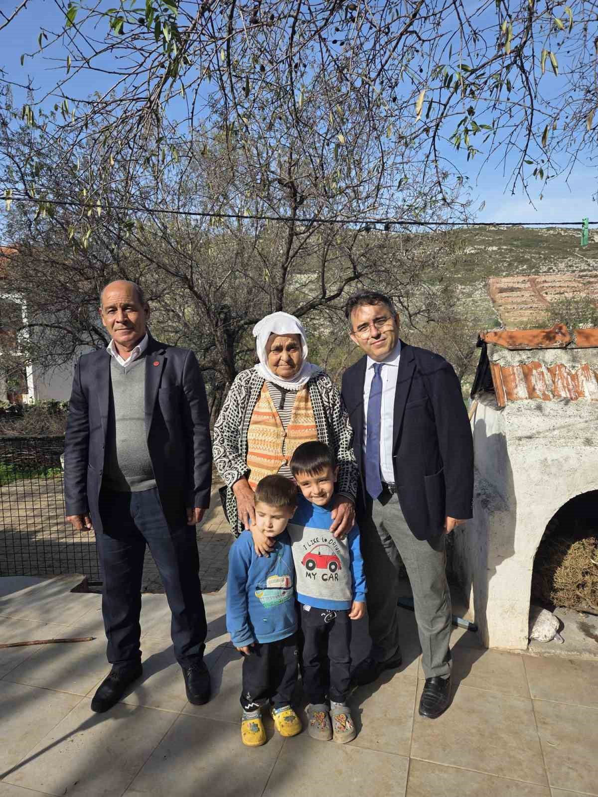 Marmaris kaymakamı Nurullah Kaya, Taşlıca mahalle muhtarı Menderes Altıntaş ile