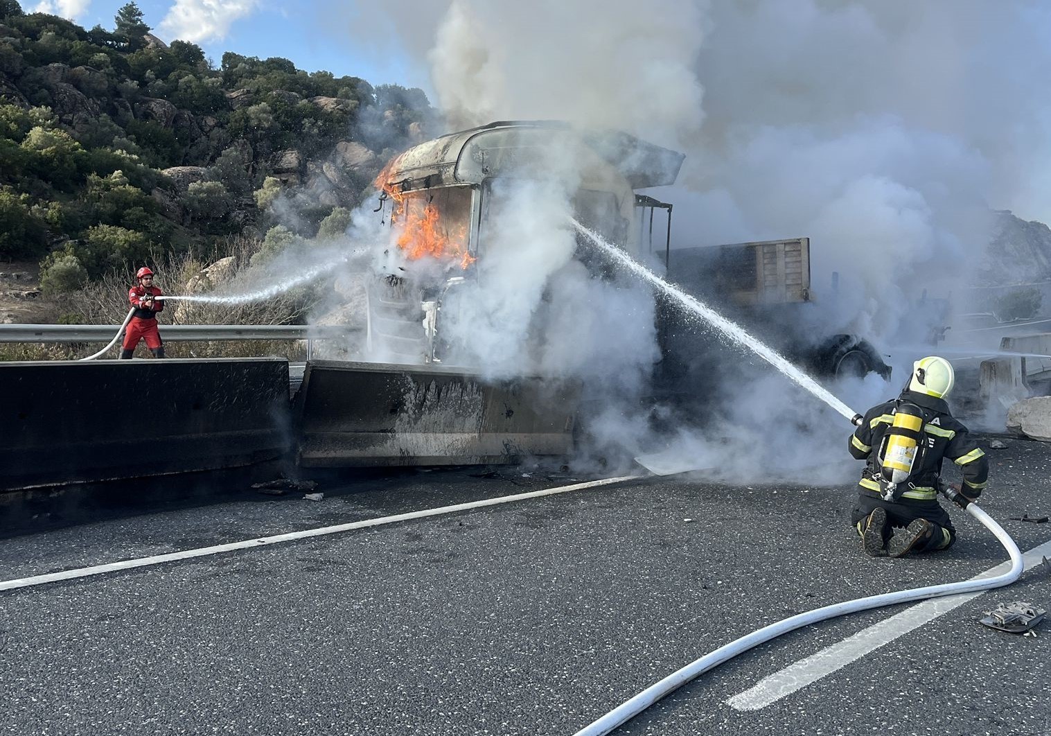 Aydın-Muğla karayolu üzerinde meydana gelen kaza sonrası çıkan yangında tır