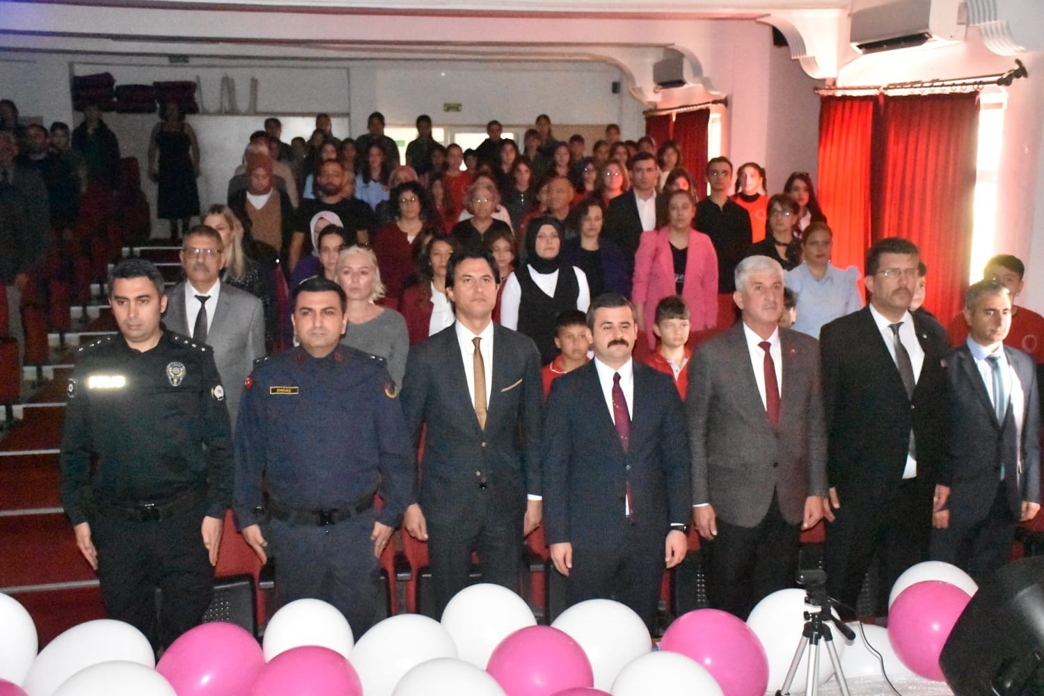 Muğla’nın Köyceğiz ilçesinde 24 Kasım Öğretmenler Günü kutlama programı gerçekleştirildi.