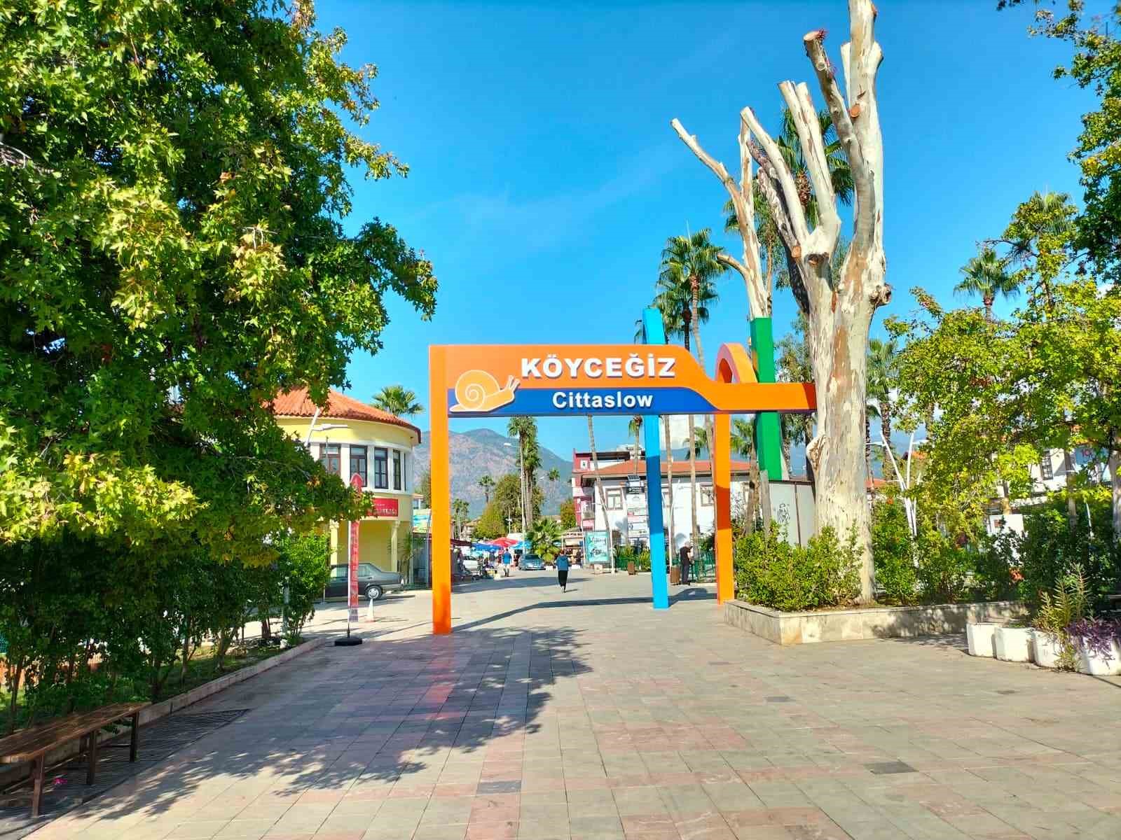 Muğla’nın Köyceğiz ilçesinde hava sıcaklığı 28 dereceye ulaşınca vatandaşlar yazdan