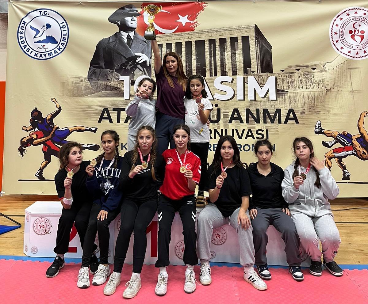 Muğla’nın Köyceğiz ilçesinden Kuşadası’nda düzenlenen Kadınlar Güreş Turnuvası’na katılan sporcular