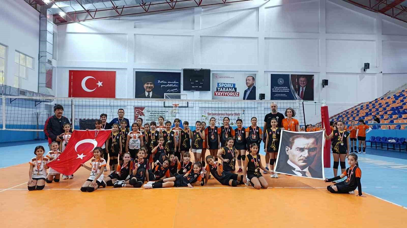 Muğla’nın Köyceğiz ilçesi voleybol minik takımı Dalaman’da düzenlenen voleybol turnuvasında