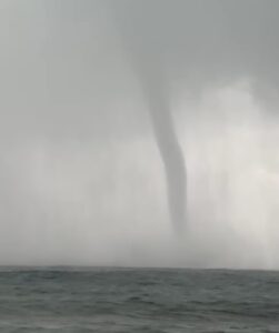 Muğla’nın Marmaris ilçesinde yağışla birlikte denizde çıkan dev hortum böyle