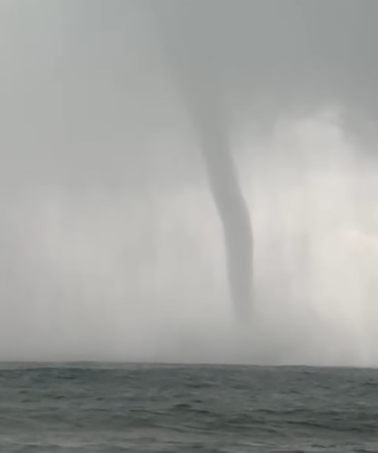 Muğla’nın Marmaris ilçesinde yağışla birlikte denizde çıkan dev hortum böyle