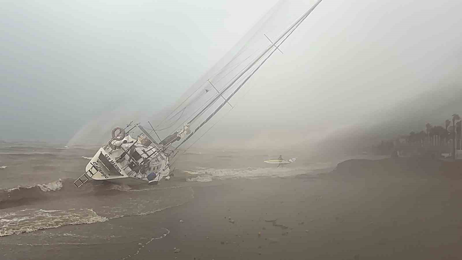 Marmaris’te etkili olan şiddetli fırtına üç yelkenliyi karaya sürüklerken, teknesi