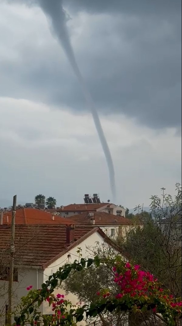 Muğla’nın Marmaris ilçesinde oluşan hortum, vatandaşlar tarafından cep telefonu kamerasıyla