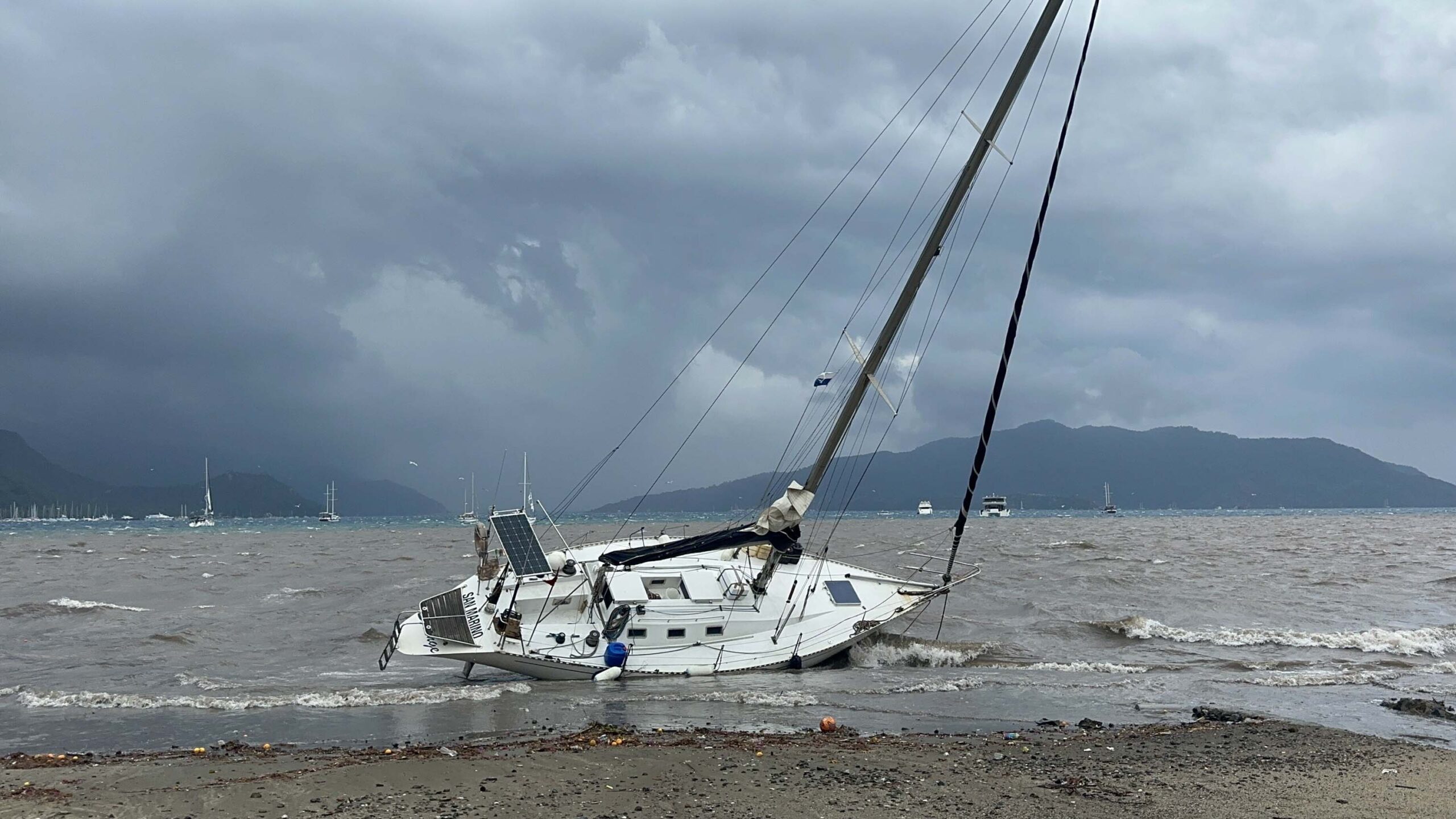 Yaren ÖZDEMİR/MARMARİS (Muğla), (DHA)-MUĞLA'nın Marmaris ilçesinde sağanak ve kuvvetli rüzgar