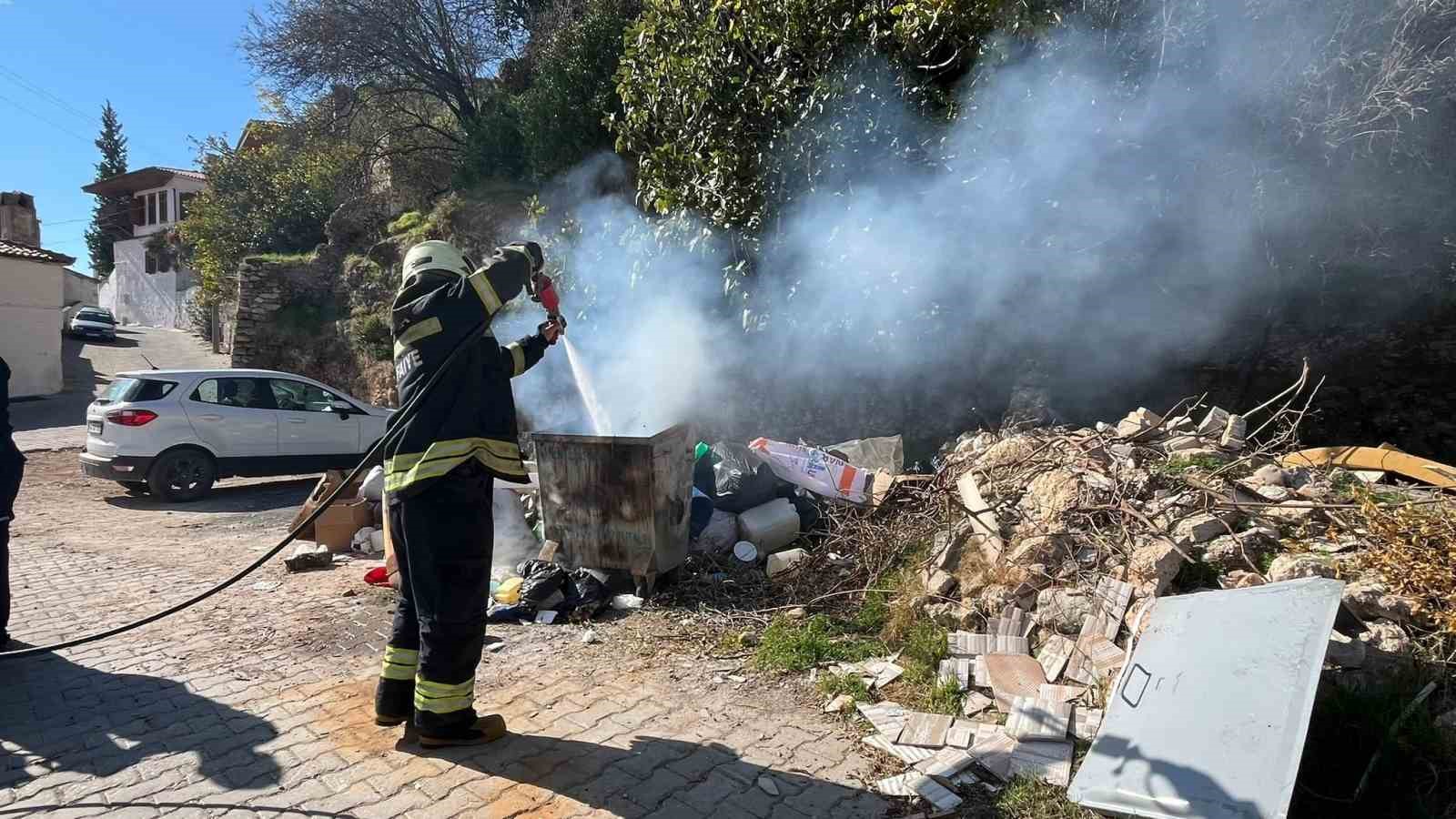 Menteşe’nin Saburhane Mahallesi’nde çöp konteynerinde çıkan yangın, Muğla Büyükşehir Belediyesi