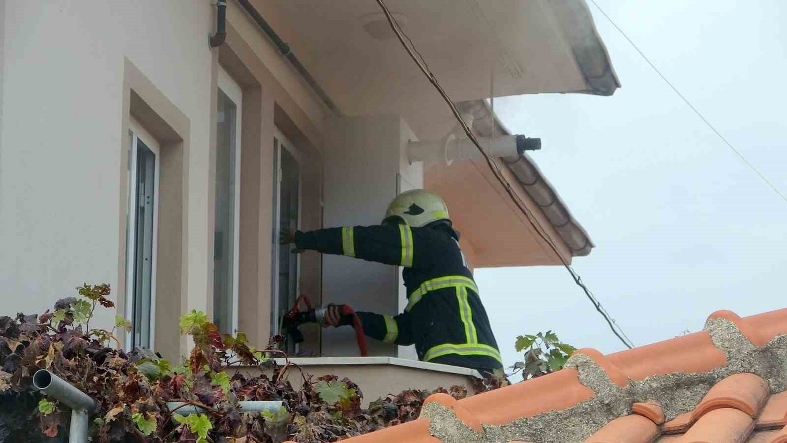 Muğla’nın Menteşe ilçesi Ortaköy Mahallesi’nde iki katlı bir evin üst