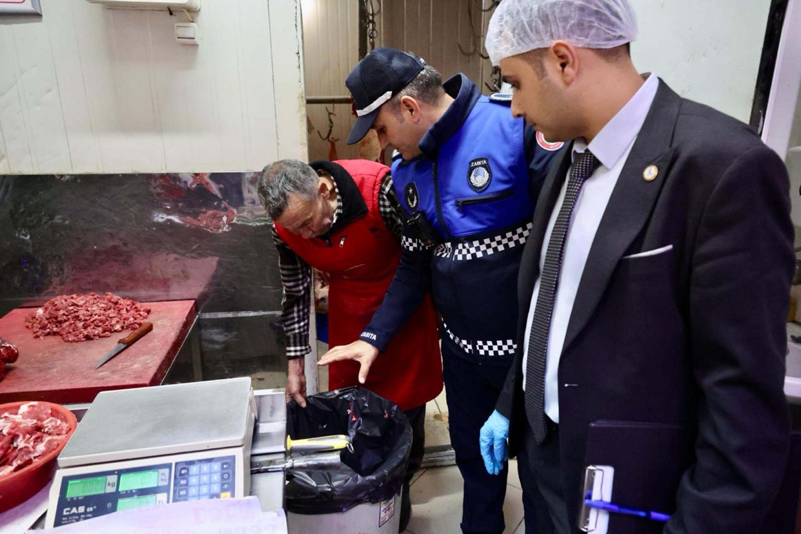 MUĞLA, (DHA)-MUĞLA'nın Menteşe ilçesinde, kasaplar denetlendi. Denetimlerde hijyen, fiyat etiketi