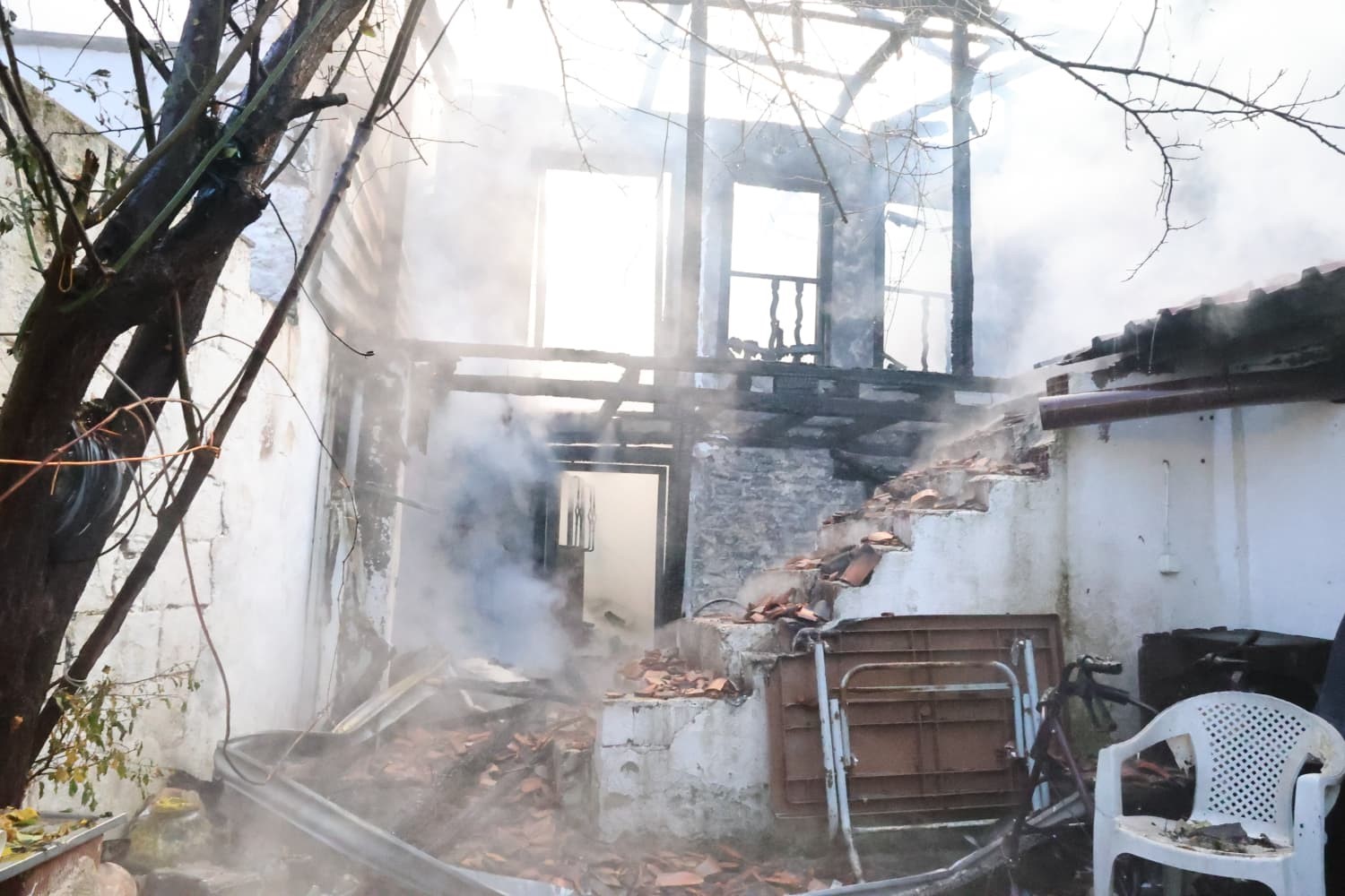 Muğla’nın Menteşe ilçesinde çıkan yangında iki ev alevlere teslim oldu.